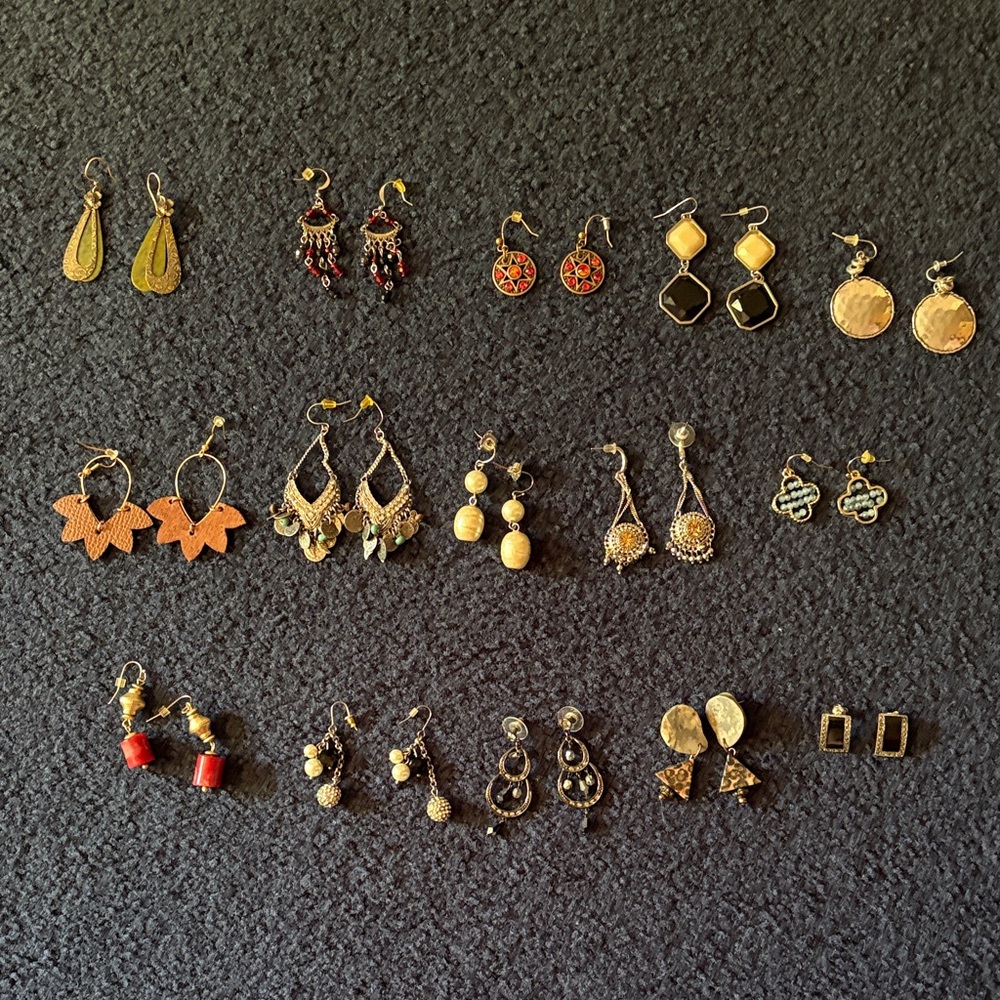 Elegant Gold and Black Earrings Set